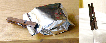 コーヒーバッグと木のクリップ