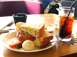 ツナとカッテージチーズとアボカドサンド 750円