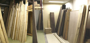 学園内 材料保管庫（在庫少なめ）