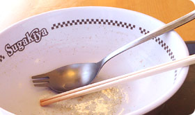 そして残されたスガキヤスプーン (あぁ!ごめんなさい,今日も箸を使ってしまった)